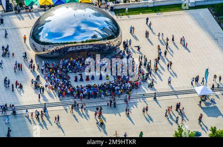 Vor der Cloudgate Sculpture, Millennium Park, Chicago, Illinois, USA, wird eine Straßenaufführung geboten Stockfoto