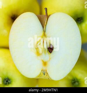 Apfelherz wird halbiert, die Samen sind sichtbar, Makrofoto. Stockfoto