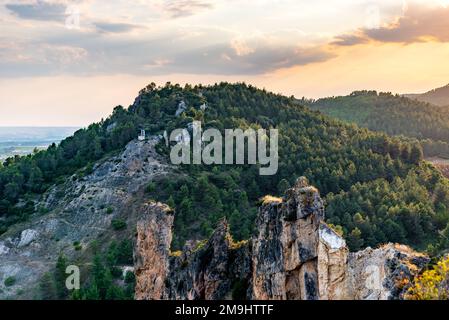 Schlucht von Conchas de Haro in La Rioja, Spanien. Bergformationen und der Ebro Fluss aus der San Felices Emitage. Blick bei Sonnenuntergang Stockfoto