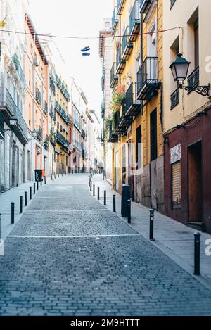 Traditionelle, farbenfrohe Straße im Viertel Lavapies im Zentrum von Madrid. Multikulturelles und trendiges Viertel im Zentrum von Madrid Stockfoto