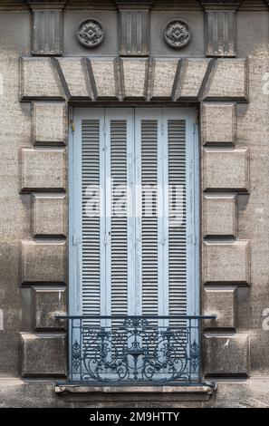 Avignon, Vaucluse, Frankreich, 12 29 2022 - geschlossener Fensterladen mit antiken Dekorationen Stockfoto