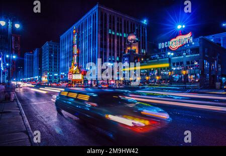 Auto in der Nacht, City Street, Woodward Avenue, Downtown Detroit, Michigan, USA Stockfoto