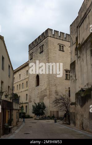 Avignon, Vaucluse, Frankreich, 12 29 2022 - Historischer rechteckiger Turm in der Altstadt Stockfoto