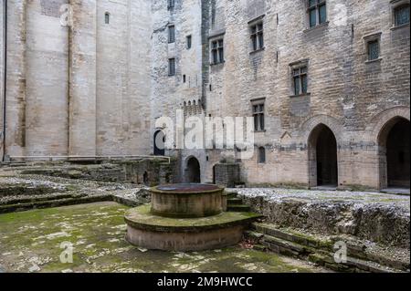 Avignon, Vaucluse, Frankreich, 12 29 2022 - mittelalterlicher Innenhof des Päpsterpalastes Stockfoto