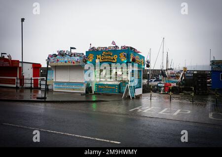 Fisch- und Meeresfrüchtestaurant am Hafen von Scarborough an einem Nachmittag am Winterwochenende Stockfoto