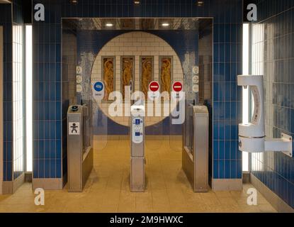 Renovierter und modernisierter Toilettenblock mit kostenpflichtigem Zugang zu Barrieren an der Küste von Scarborough Stockfoto