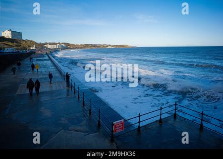 Der Küstenweg in Scarborough ist bei Hochwasser starken Seen ausgesetzt Stockfoto