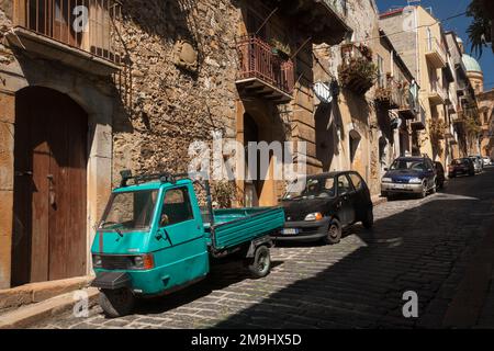 Altes dreirädriges Motorrad auf der Via dei Monti, Piazza Armerina, Sizilien Stockfoto