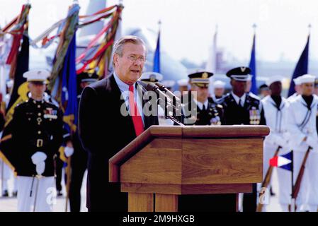 US-Verteidigungsminister (SECDEF), der ehrenwerte Donald H. Rumsfeld, hält eine Ansprache während einer Zeremonie des Offenen Hauses im Rahmen des Joint Service, die auf der Andrews Air Forces Base (AFB), Maryland (MD), stattfindet. US-Verteidigungsminister (SECDEF), der ehrenwerte Donald H. Rumsfeld, hält eine Ansprache während einer Zeremonie des Offenen Hauses im Rahmen des Joint Service, die auf der Andrews Air Forces Base (AFB), Maryland (MD), stattfindet. Stockfoto