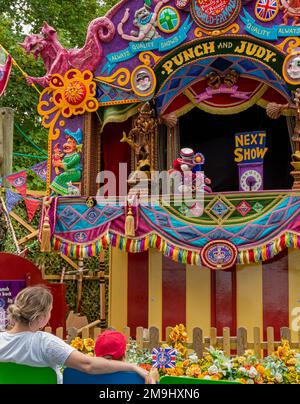 Im Sommer findet in Großbritannien eine traditionelle Puppenshow mit Punch und Judy statt. Stockfoto
