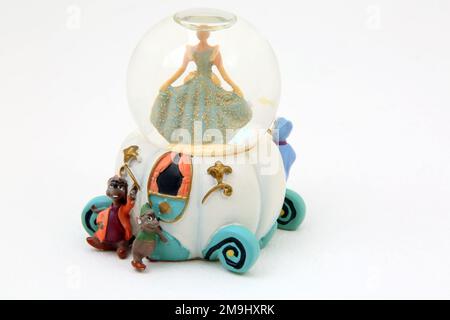 Walt Disney Cinderella Glitter Globe mit den Figuren Gus und Jaq Stockfoto