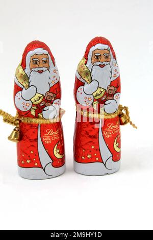Ein Paar Lindt Milchschokolade Weihnachtsmann Stockfoto