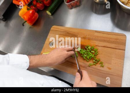 Nahaufnahme des Küchenchefs beim Kochen von Speisen in der Küche Stockfoto