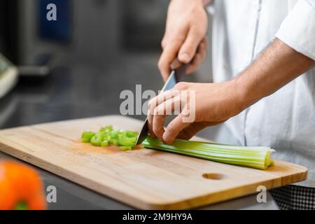 Nahaufnahme des Küchenchefs beim Kochen von Speisen in der Küche Stockfoto