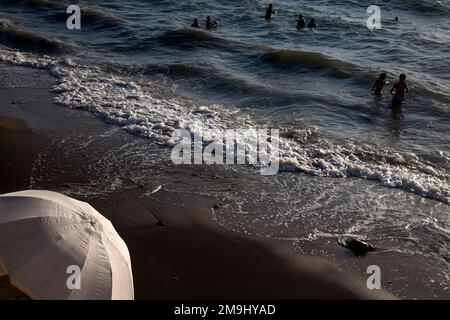 Sonnenschirm am Strand kavouri vouliagmeni athens riviera athen griechenland Stockfoto