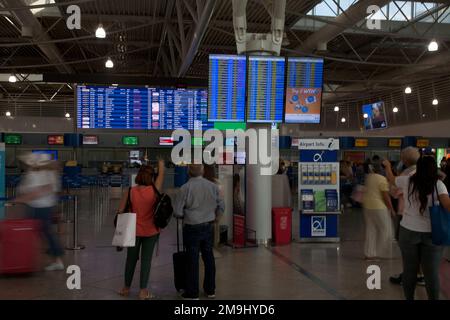 Flugdaten in der Abflughalle Internationaler Flughafen Athen Eleftherios Venizelos Athen Griechenland Stockfoto