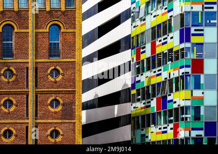 Architektur im Media Harbor Düsseldorf. Blick auf die Fassaden zweier Gebäude. Auf der rechten Seite befindet sich die farbenfrohe Fassade des 16-stöckigen HOTELS. Stockfoto