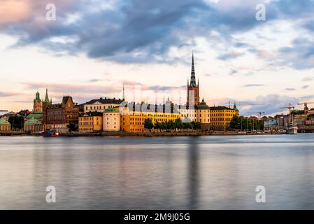 Stockholm, Schweden - 9. August 2019: Stadtbild und Uferpromenade des Stockholmer Stadtviertels Gamla Stan. Langzeitbelichtung Stockfoto