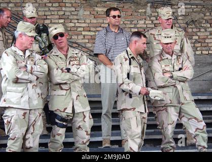 020529-F-9085B-004. [Complete] Szene Caption: HOCHRANGIGER Offizier DER US-Armee (USA) Besuchen Sie die Ausbildungsstätte der Militärakademie der Afghanistan National Army (ANA) in der Nähe von Kabul, Afghanistan, wo US-Soldaten, die dem 1. Bataillon und der 3. Special Forces Group (SFG) zugeteilt sind, bei der Ausbildung neuer Rekruten in der ANA helfen. Abgebildet sind der Brigadegeneral der USA (BGEN) John H. Kern (unten links), Commander, 352. Civil Affairs Command (CFC); (USA) National Guard BGEN Dean A. Youngman, Kentucky (KT) Adjutant General; USA Lieutenant Colonel (LTC) McDonnell; USA Lieutenant General (LGEN) Bryan D. Brown, Commander, U Stockfoto