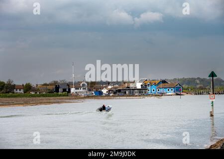 RYE Harbour, ENGLAND - 19. APRIL 2022: Rettungsboot-Station in Rye Harbour im Frühling, East Sussex Stockfoto