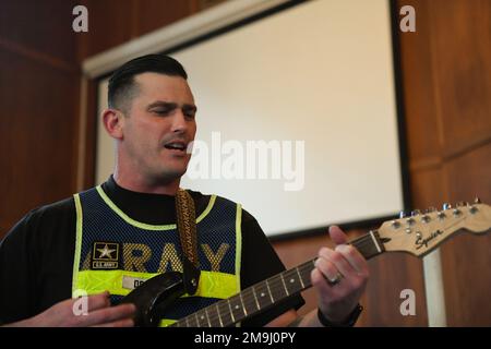 FORT MEADE - Md - Sergeant 1. Klasse Christopher Blanton, ein Drill Sergeant der United States Army Signal School, spielt Gitarre während einer Jam Session in Chapel Next in Fort George G. Meade, Maryland, 19. Mai 2022. Die Jam-Sitzung wurde abgehalten, um Soldaten und anderen Mitgliedern des Dienstes die Möglichkeit zu geben, ihre Fähigkeiten zu verbessern und zur Stärkung der Widerstandsfähigkeit unter den Mitgliedern der USASSD beizutragen. Stockfoto