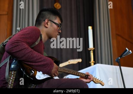 FORT MEADE, Md Jet Cortez, Soldat der United States Army Signal School, spielt seine Gitarre während einer Jam-Session in Chapel Next in Fort George G. Meade, Maryland, 19. Mai 2022. Die Jam-Sitzung wurde abgehalten, um Soldaten und anderen Mitgliedern des Dienstes die Möglichkeit zu geben, ihre Fähigkeiten zu verbessern und zur Stärkung der Widerstandsfähigkeit unter den Mitgliedern der USASSD beizutragen. Stockfoto