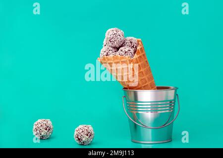 Schokoladenbonbons bei Eiskrem. Mini-Eiscreme in Waffeleisen mit bunten Bonbons. Lebendig Stockfoto