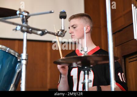 FORT MEADE, Md Caleb Watson, Soldat der United States Army Signal School, spielt Schlagzeug während einer Jam-Session in Chapel Next in Fort George G. Meade, Maryland, 19. Mai 2022. Die Jam-Sitzung wurde abgehalten, um Soldaten und anderen Mitgliedern des Dienstes die Möglichkeit zu geben, ihre Fähigkeiten zu verbessern und zur Stärkung der Widerstandsfähigkeit unter den Mitgliedern der USASSD beizutragen. Stockfoto