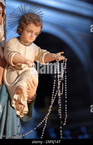 Jésus-Christ enfant, Mieter un chapelet dans la main. Basilika Saint-Jean de Latran. Rom. - Italienisch. Europa. Christkind hält einen Rosenkranz in seinem han Stockfoto