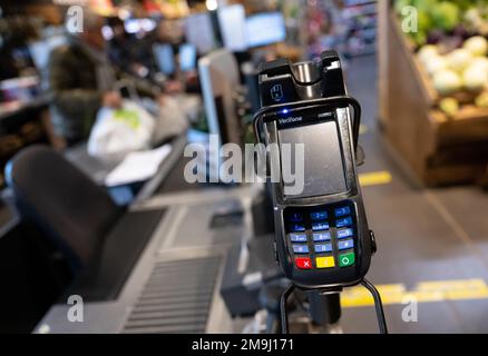 Neubiberg, Deutschland. 18. Januar 2023. Ein EC-Terminal ist an der Kasse in einem Supermarkt zu sehen. Kredit: Sven Hoppe/dpa/Alamy Live News Stockfoto