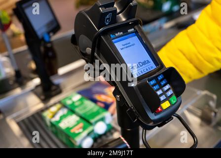 Neubiberg, Deutschland. 18. Januar 2023. Ein EC-Terminal ist an der Kasse in einem Supermarkt zu sehen. Kredit: Sven Hoppe/dpa/Alamy Live News Stockfoto