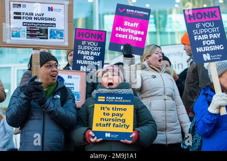 London, Großbritannien. 18. Januar 2023 Pflegepersonal des Royal College of Nursing (RCN) außerhalb des University College Hospital in Euston am ersten Tag eines zweitägigen Streiks, der von mehr als 55 NHS-Trusts in ganz England durchgeführt wird. Der RCN fordert eine Gehaltserhöhung, damit der NHS Personal halten und einstellen kann. Die Krankenhäuser werden 4.500 nicht dringende Operationen und 25.000 ambulante Termine verschieben. Weitere Streiks sind für Februar geplant. Kredit: Stephen Chung / Alamy Live News Stockfoto