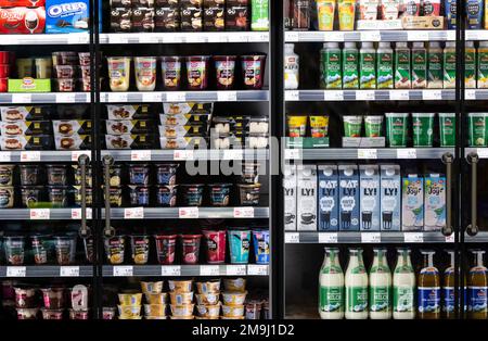 Neubiberg, Deutschland. 18. Januar 2023. Milchprodukte sind in einem Kühlregal in einem Supermarkt. Kredit: Sven Hoppe/dpa/Alamy Live News Stockfoto