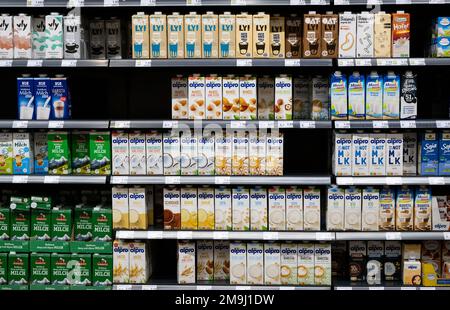 Neubiberg, Deutschland. 18. Januar 2023. Milchprodukte sind in einem Kühlregal in einem Supermarkt. Kredit: Sven Hoppe/dpa/Alamy Live News Stockfoto