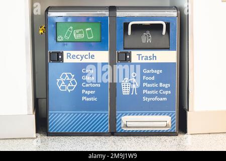 Die großen blauen Behälter für Müll und wiederverwertbaren Müll Stockfoto
