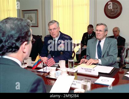 General der US-Luftwaffe (USAF) Richard B. Myers (links) Vorsitzender der STABSCHEFS und US-Verteidigungsminister Donald H. Rumsfeld treffen sich mit dem designierten Präsidenten der Republik Kolumbien, Alvaro Uribe (im Vordergrund), während eines Verteidigungstreffens im Pentagon in Washington, District of Columbia (DC). General der US-Luftwaffe (USAF) Richard B. Myers (links) Vorsitzender der Stabschefs und US-Verteidigungsminister Donald H. Rumsfeld treffen sich mit dem designierten Präsidenten der Republik Kolumbien, Alvaro Uribe (im Vordergrund), während eines Verteidigungstreffens im Penta Stockfoto