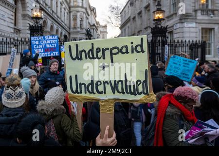 London, Großbritannien. 18. Januar 2023 Pflegepersonal des Royal College of Nursing (RCN) außerhalb der Downing Street am ersten Tag eines zweitägigen Streiks, der von mehr als 55 NHS-Trusts in ganz England durchgeführt wird. Der RCN fordert eine Gehaltserhöhung, damit der NHS Personal halten und einstellen kann. Die Krankenhäuser werden 4.500 nicht dringende Operationen und 25.000 ambulante Termine verschieben. Weitere Streiks sind für Februar geplant. Kredit: Stephen Chung / Alamy Live News Stockfoto