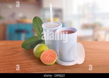 Ein Glas Guavasaft auf Holzhintergrund Stockfoto