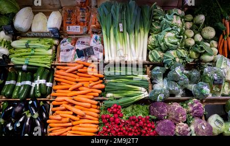 Neubiberg, Deutschland. 18. Januar 2023. Gemüse wird in einem Supermarkt ausgestellt. Kredit: Sven Hoppe/dpa/Alamy Live News Stockfoto
