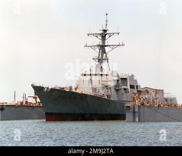 Hafenbogenblick auf DIE von der US Navy (USN) ARLEIGH BURKE CLASS (FLUG IIA) GEFÜHRTE RAKETENZERSTÖRERIN (AEGIS), USS PINCKNEY (DDG 91) während des offiziellen Float-off von einem schwimmenden Trockendock an der Northrop Grumman Ingalls Shipyard, Pascagoula, Mississippi (MS). (Unterdurchschnittliches Bild). Basis: Ingalls Shipbuilding, Pascagoula Bundesstaat: Mississippi (MS) Land: Vereinigte Staaten von Amerika (USA) Stockfoto