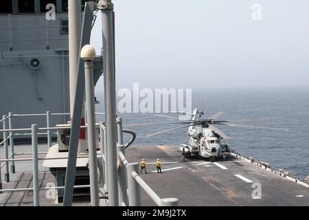 Ein Helikopter des US Marine Corps (USMC) CH-53D Sea Hallion bereitet sich auf eine Mission an Bord der USN WASP-KLASSE vor; Amphibious Assault Ship USS WASP (LHD-1), während der Operation DAUERHAFTE FREIHEIT. Basis: USS Wasp (Linkslenker 1) Stockfoto