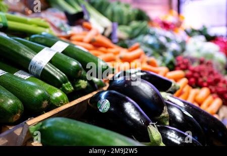 Neubiberg, Deutschland. 18. Januar 2023. Auberginen und Zucchinis werden in einem Supermarkt ausgestellt. Kredit: Sven Hoppe/dpa/Alamy Live News Stockfoto