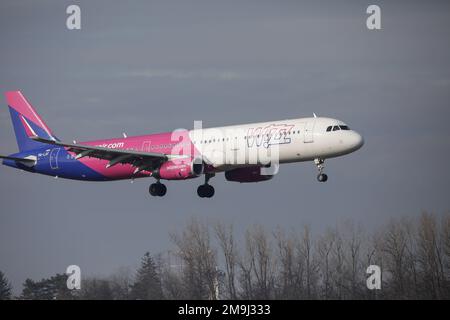 Otopeni, Rumänien - 17. Januar 2023: Landung des Flugzeugs der Wizzair-Fluggesellschaft auf dem Henri Coanda International Airport. Stockfoto