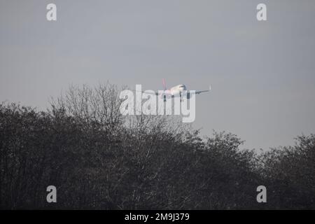 Otopeni, Rumänien - 17. Januar 2023: Landung des Flugzeugs der Wizzair-Fluggesellschaft auf dem Henri Coanda International Airport. Stockfoto