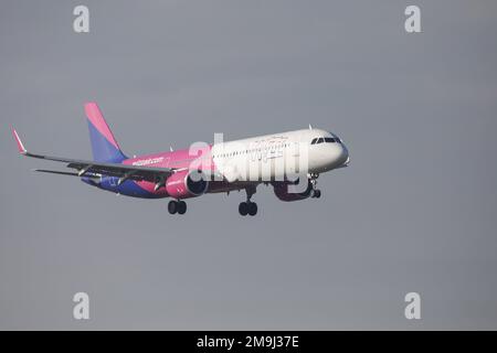 Otopeni, Rumänien - 17. Januar 2023: Landung des Flugzeugs der Wizzair-Fluggesellschaft auf dem Henri Coanda International Airport. Stockfoto