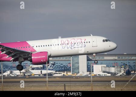 Otopeni, Rumänien - 17. Januar 2023: Landung des Flugzeugs der Wizzair-Fluggesellschaft auf dem Henri Coanda International Airport. Stockfoto