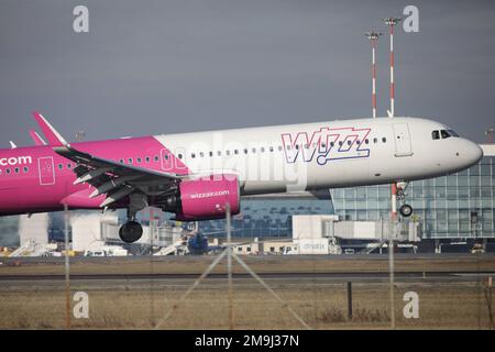 Otopeni, Rumänien - 17. Januar 2023: Landung des Flugzeugs der Wizzair-Fluggesellschaft auf dem Henri Coanda International Airport. Stockfoto