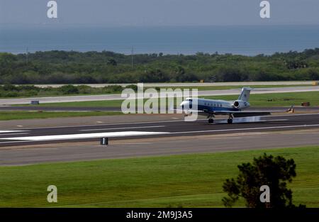 Ein Flugzeug der US Air Force (USAF) C-37A Gulfstream landet auf der Landebahn des MacDill Air Force Base (AFB) Florida (FL). Das Flugzeug, das von USAF Colonel (COL) Robert Kane, Commander, 6. Operations Group (OG) gesteuert wird, ist das erste Flugzeug, das hier gelandet ist, seit die Start- und Landebahn wegen Bau- und Reparaturarbeiten geschlossen wurde. Basis: Luftwaffenstützpunkt MacDill Bundesstaat: Florida (FL) Land: Vereinigte Staaten von Amerika (USA) Stockfoto