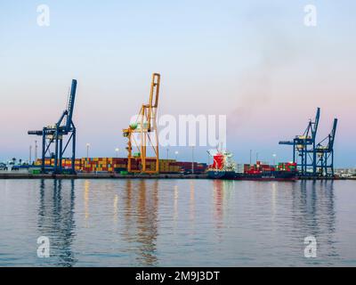 Kraniche im Hafen von Cadiz bei Einbruch der Dunkelheit Stockfoto