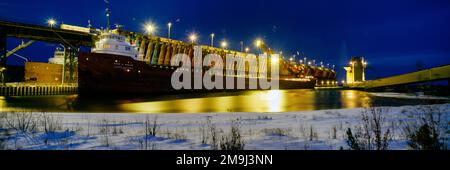 Erzboote im Ore Dock am Abend, Upper Harbor, Marquette, Michigan, USA Stockfoto